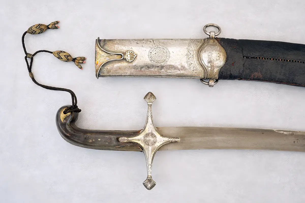 Sabre oriental type Kilidj avec son fourreau