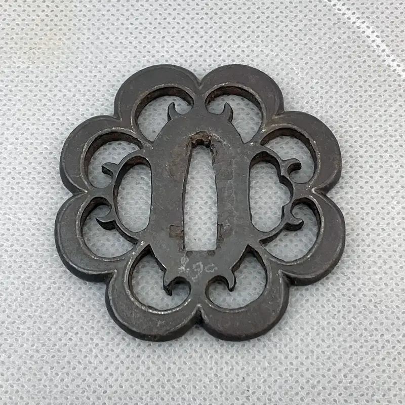 Tsuba en forme de chrysanthème Kiku époque Edo 1603-1868