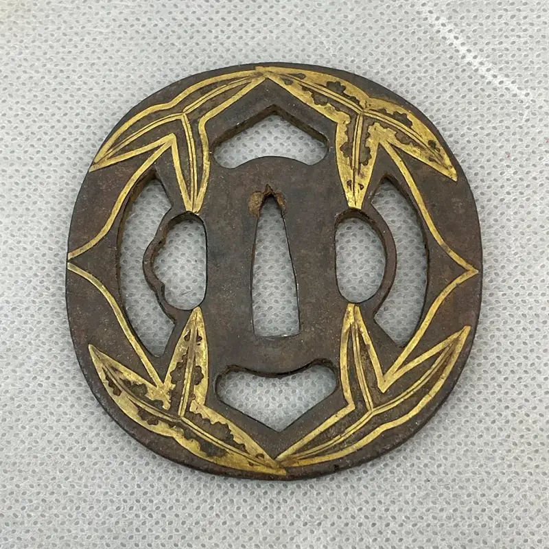 Tsuba Marugata en Fer et cuivre doré, Motif floral période Edo