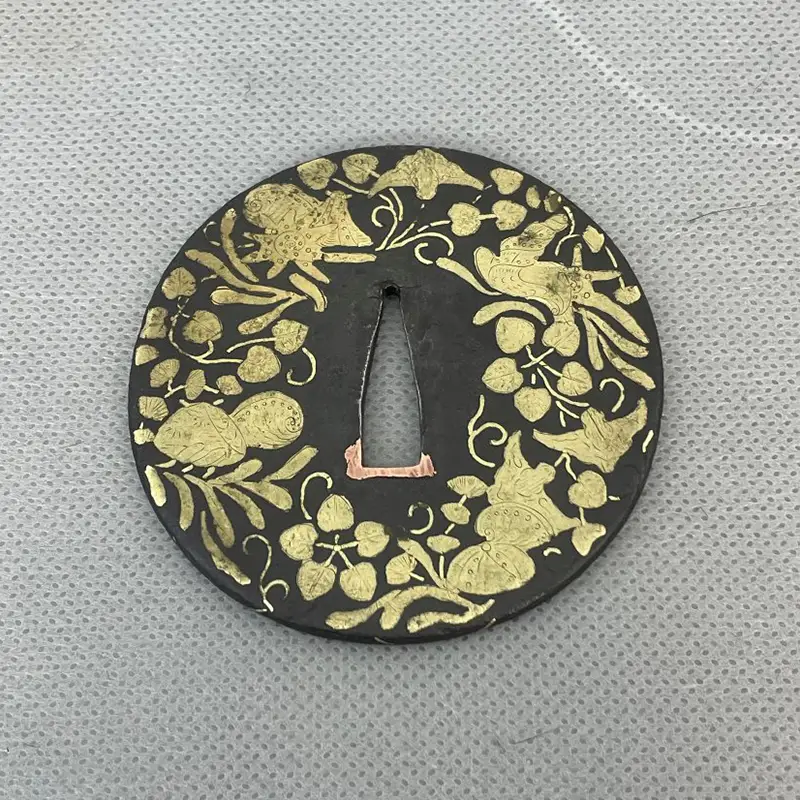 Tsuba marugata en Fer et-cuivre doré Motif floral Periode Edo