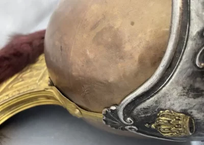 Détail de la bombe du casque d'Officier en cuivre