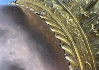 Cimier en laiton laiton doré et bombe en cuivre probablement doré à l'origine
