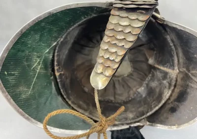 Intérieur du casque en vert de gris témoignant son ancienneté