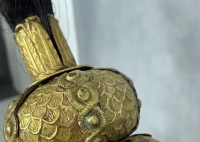 Marmouset décoratif orné de motifs en écailles et de serpents entrelacés