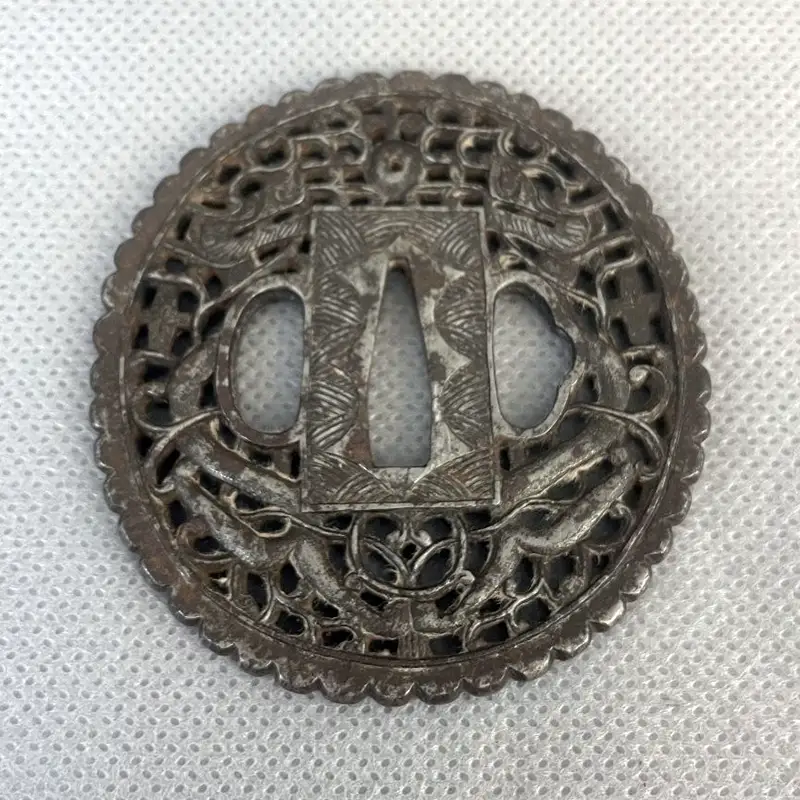 Tsuba-Nambam Tsuba de forme sculptée de dragons
